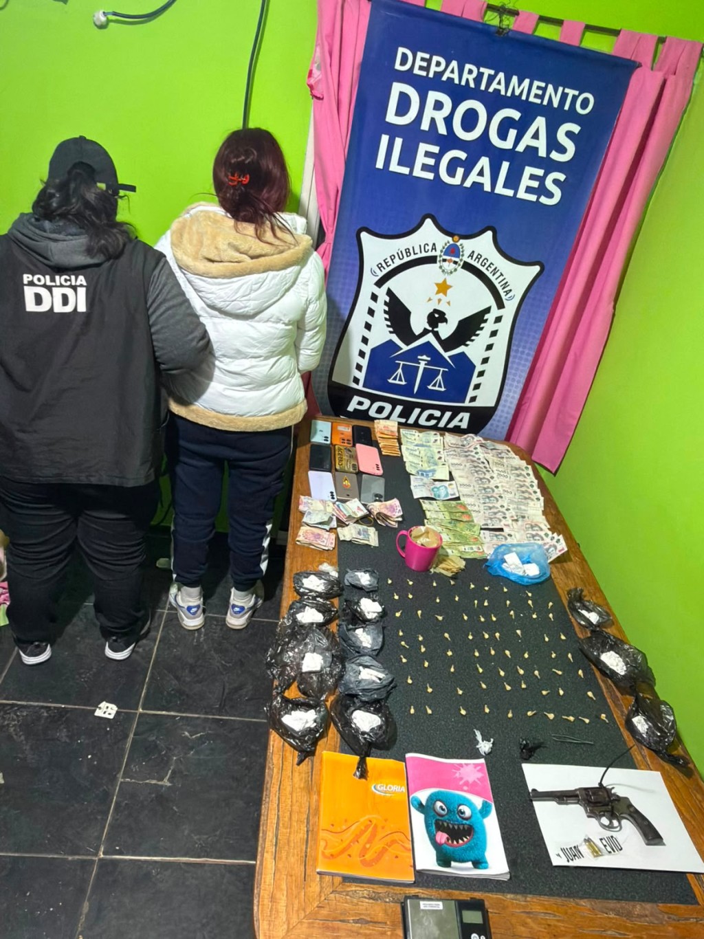 Vend&iacute;a coca&iacute;na frente a una escuela en Rivadavia: cay&oacute; "La T&iacute;a Mar&iacute;a" con medio kilo de droga y un arma