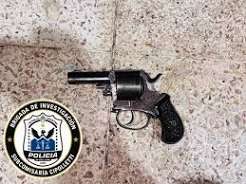 Chimbas: asaltaron a dos adolescentes en una parada de colectivo y secuestraron un arma durante los allanamientos