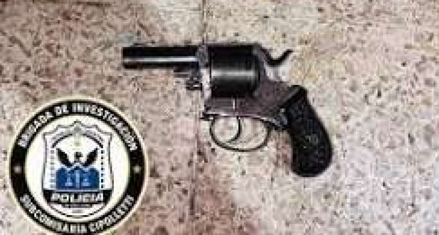 Chimbas: asaltaron a dos adolescentes en una parada de colectivo y secuestraron un arma durante los allanamientos