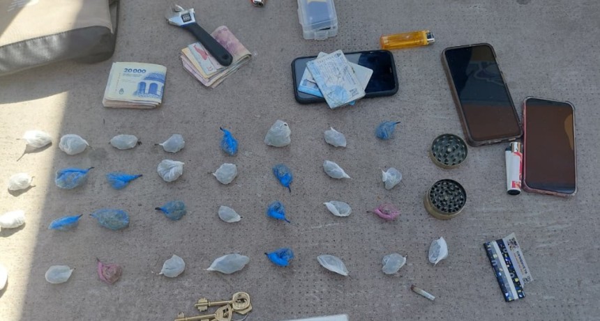 Fueron sorprendidos fumando marihuana en plena calle y les encontraron 33 envoltorios: tres aprehendidos
