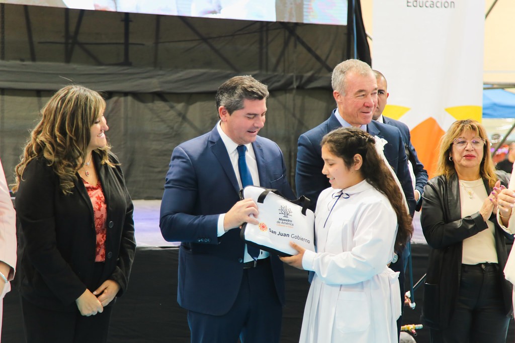 Orrego comenzó la entrega de netbooks para estudiantes de 5.º y 6.º Grado