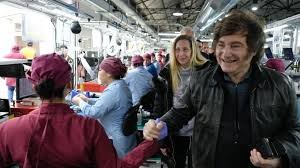 Milei en Ushuaia: US$300.000 en logística aérea vs. 70 asistentes y masivas protestas por el cierre de Australtex