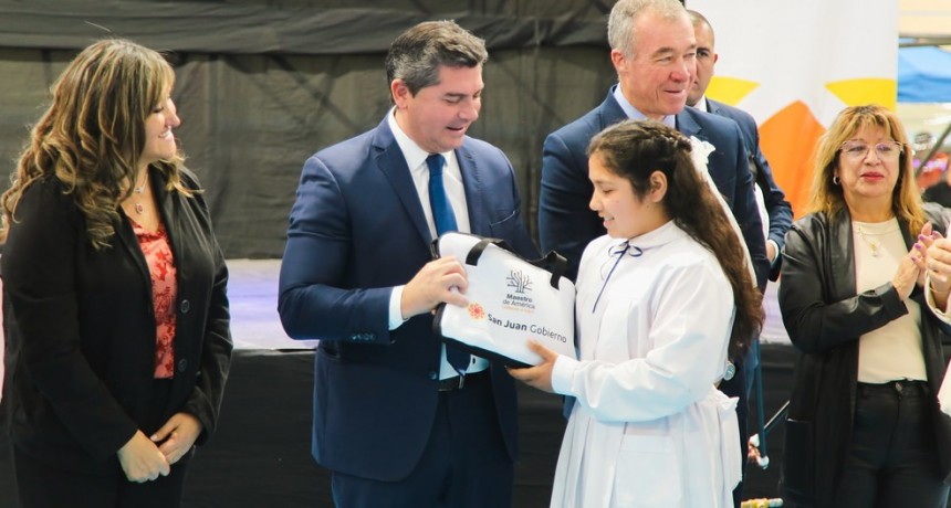Orrego comenzó la entrega de netbooks para estudiantes de 5.º y 6.º Grado