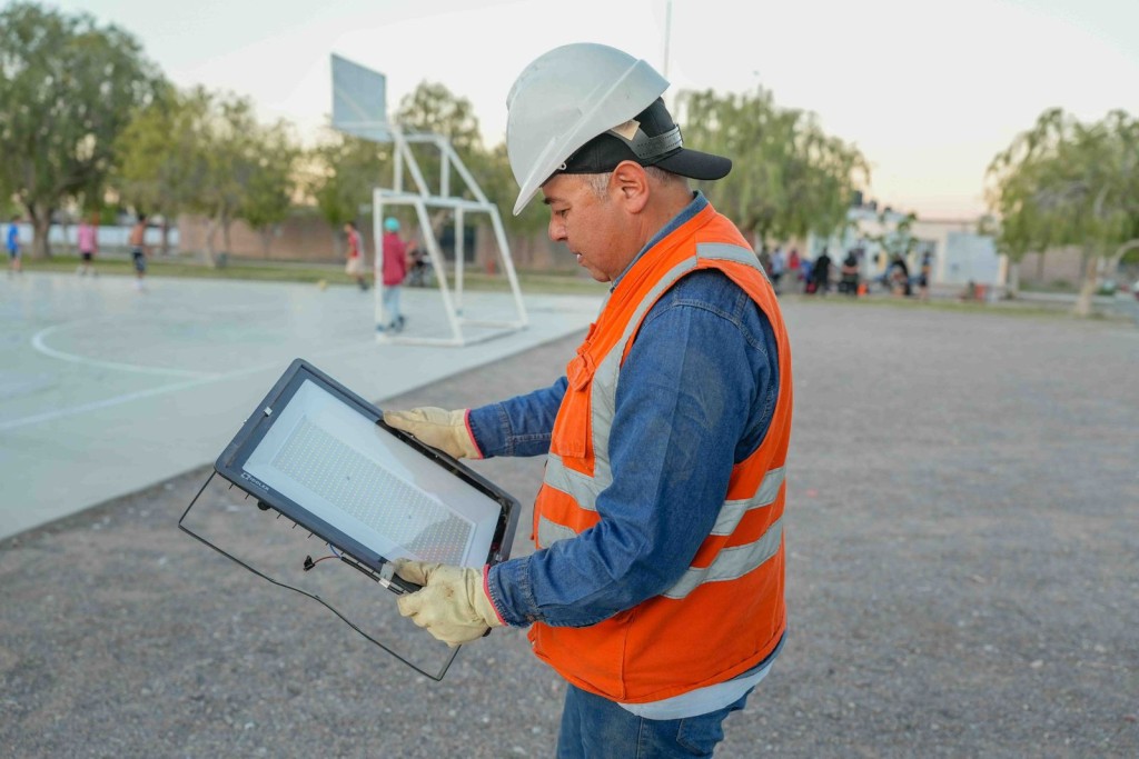 Chimbas renov&oacute; la iluminaci&oacute;n del Parque de Los Abrazos para reforzar la seguridad de los vecinos