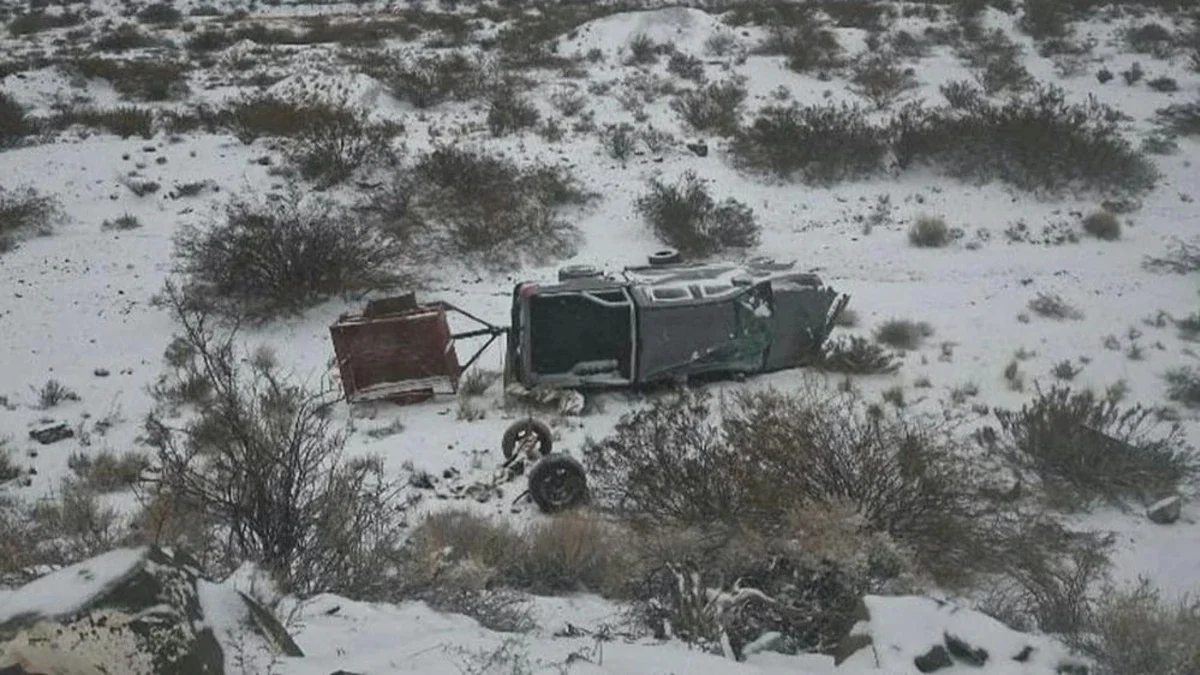 Volc&oacute; una camioneta por la nieve en Ullum