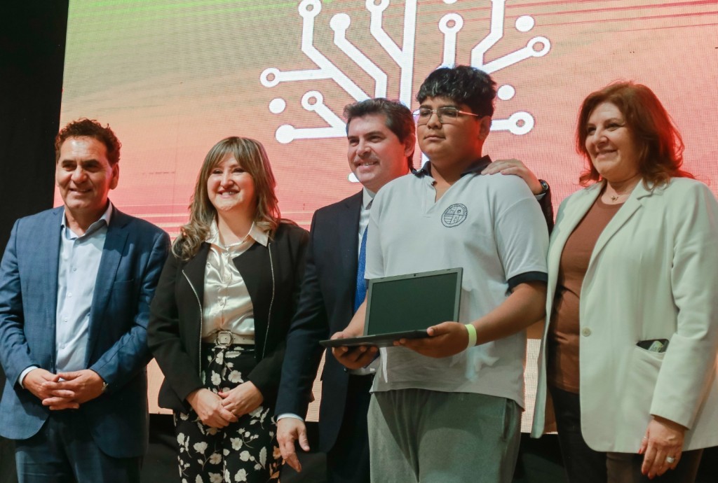 Marcelo Orrego entreg&oacute; m&aacute;s de 2.700 notebooks a estudiantes de cuatro departamentos