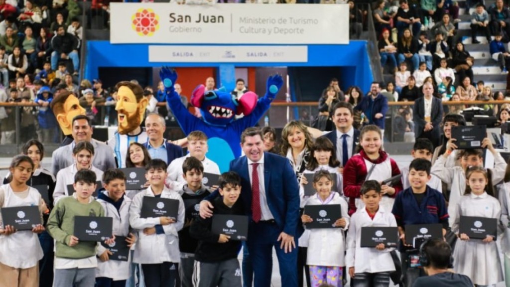 Entregaron 1.800 computadoras en Rawson y confirmaron la compra de otras 50.000 para San Juan