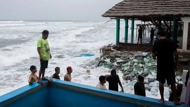 Alerta en M&eacute;xico por el inminente impacto del hurac&aacute;n Polo en Baja California Sur