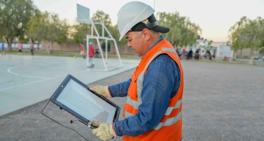 Chimbas renovó la iluminación del Parque de Los Abrazos para reforzar la seguridad de los vecinos
