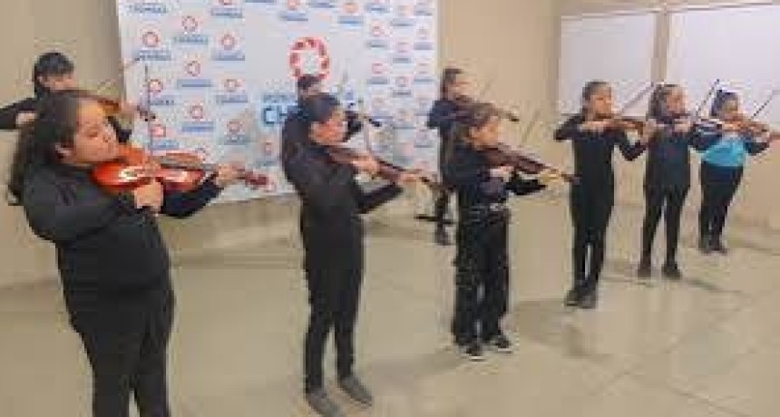 La Orquesta Escuela presenta un concierto gratuito de violines y chelos en la Escuela Normal Sarmiento
