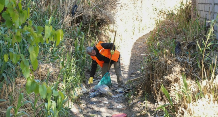 Limpieza de canales en Chimbas: operativo preventivo en El Mogote Viejo, Villa Blanco y Barrio Mart&iacute;n Fierro