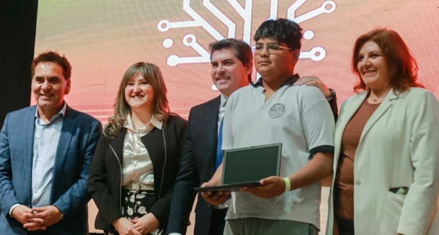 Marcelo Orrego entregó más de 2.700 notebooks a estudiantes de cuatro departamentos