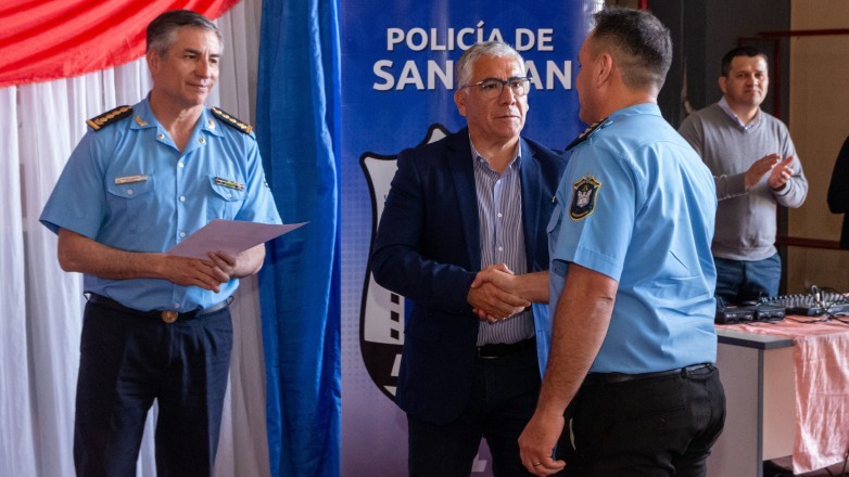 Héroes de San Juan: Distinguen a Policías que Salvaron Vidas de Niños y Asistieron Partos en la Provincia