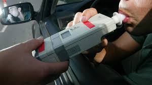 Escándalo en Capital: Remisero Se Atrinchera en Control Policial y Arroja 2.50 de Alcohol