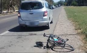 Accidente en Ruta 20: Un Ciclista Hospitalizado Tras Chocar con un Auto Estacionado