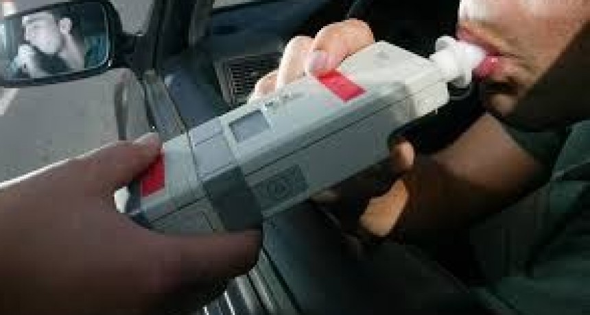 Escándalo en Capital: Remisero Se Atrinchera en Control Policial y Arroja 2.50 de Alcohol