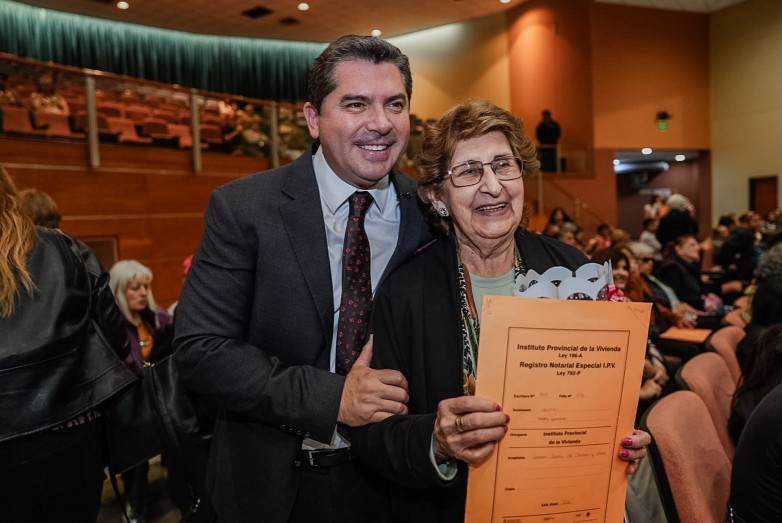 Orrego entreg&oacute; 442 escrituras y m&aacute;s familias sanjuaninas accedieron a la titularidad de sus viviendas