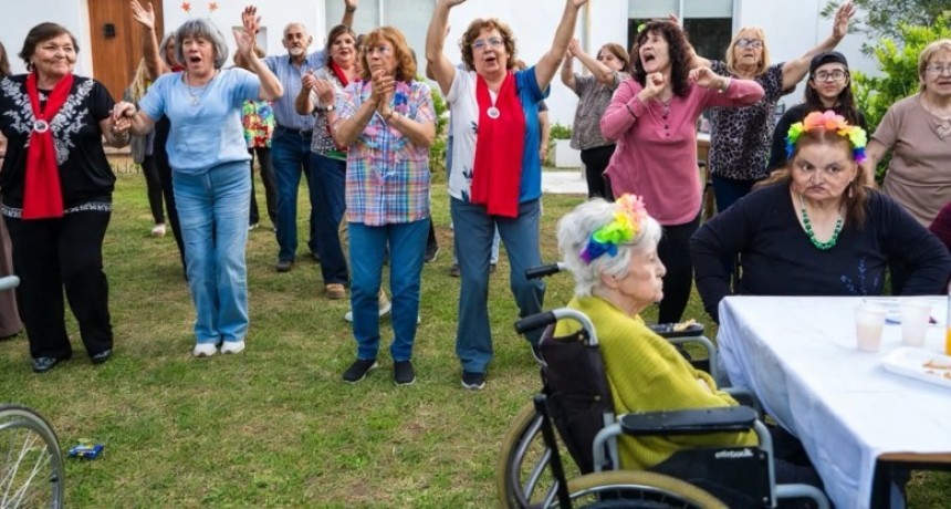 Bailoterapia en la Residencia Eva Duarte: proponen una actividad gratuita y saludable para adultos mayores