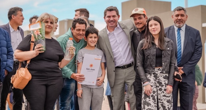 El gobernador Marcelo Orrego entreg&oacute; 69 viviendas en Chimbas tras d&eacute;cadas de espera