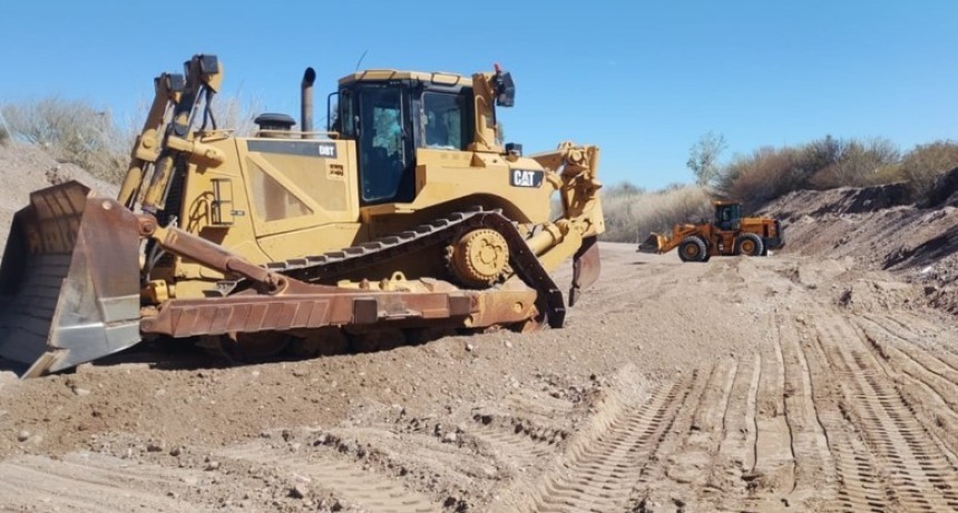 Hidráulica realiza obras de encauce en el río Yakin para proteger los canales de Albardón