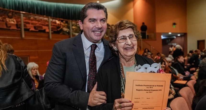 Orrego entreg&oacute; 442 escrituras y m&aacute;s familias sanjuaninas accedieron a la titularidad de sus viviendas