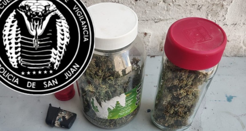 Capital: cayeron cuatro hombres por disturbios en el Centro y uno llevaba frascos de marihuana y una navaja