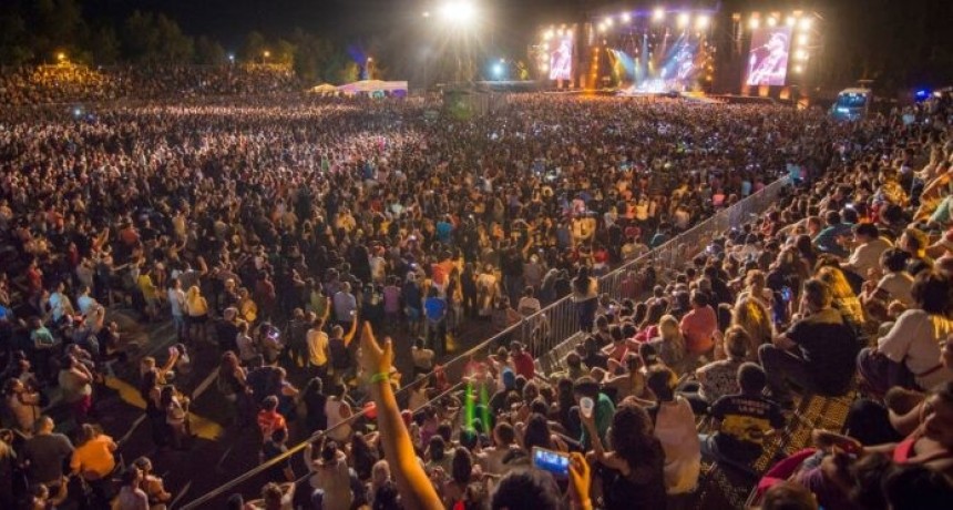  Récord de Asistencia: 100.000 personas en la Tercera Noche de la Fiesta Nacional del Sol.